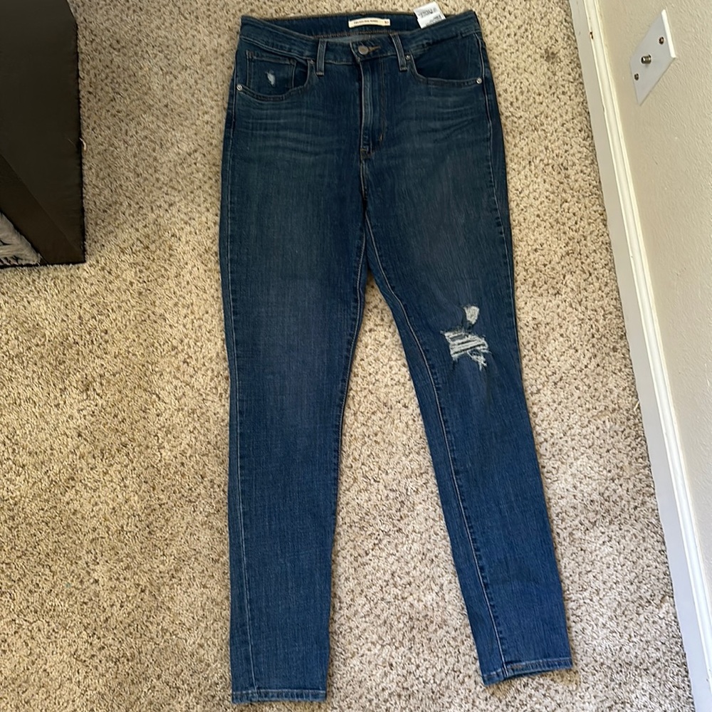 Levi’s skinny 721 with distressed knee